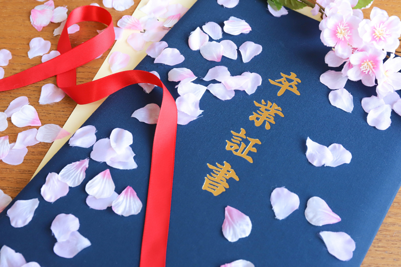卒業証書と桜のイメージ画像